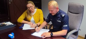 zdjęcie przedstawiające Komenda Komendy Miejskiej Policji w Jastrzębiu Zdroju oraz przedstawiciela Akademii Humanistyczno-Ekonomicznej podczas podpisywania porozumienia
