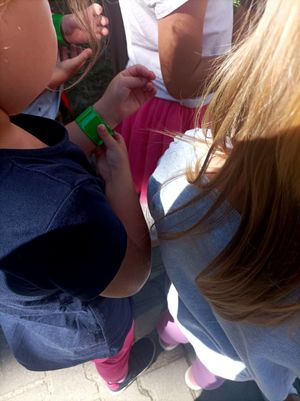 Zdjęcie przedstawiające odblask na ręce przedszkolaka.