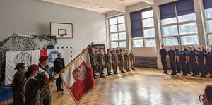 Zdjęcie przedstawiające uczniów liceum.