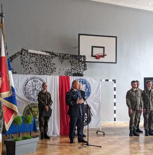Zdjęcie przedstawiające Pana Komendanta oraz uczniów.