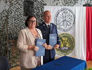 Zdjęcie przedstawiające Panią Dyrektor oraz Pana Komendanta.