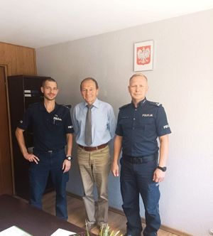 Zdjęcie przedstawiające Pana Komendanta, Pana Janusza oraz mł. as. Krzysztofa Bączka.
