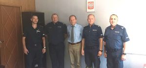 Zdjęcie przedstawiające Panów Komendantów, Pana Naczelnika,  Pana Janusza oraz mł. asp. Krzysztofa Baczka.