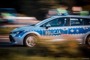 Zdjęcie przedstawiające radiowóz w trakcie jazdy.