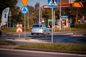 Zdjęcie przedstawiające radiowóz w trakcie zabezpieczenia.