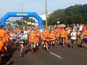 Zdjęcie przedstawiające dzieci biorące udział w wyścigu.