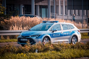 Zdjęcie przedstawiające radiowóz policyjny.