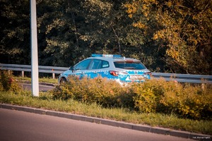Zdjęcie przedstawiające radiowóz policyjny w trakcie zabezpieczenia.