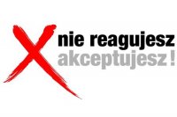 Plakat z napisem &quot;Nie reagujesz-akceptujesz&quot;.