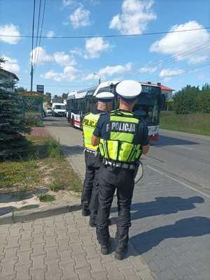 Zdjęcie kolorowe przedstawiające policjantów ruchu drogowego.