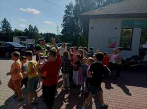 Zdjęcie przedstawiające policjanta, nauczycieli i uczniów.