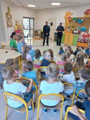 Zdjęcie przedstawiające policjantów oraz dzieci.