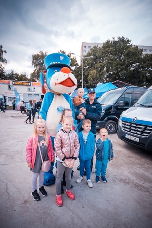 Zdjęcie przedstawiające policjantkę, Sznupka oraz dzieci.