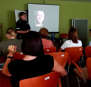 Zdjęcie przedstawiające policjantkę przemawiającą do obecnych na szkoleniu.