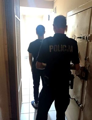 Zdjęcie przedstawiające policjanta oraz osobę zatrzymaną.