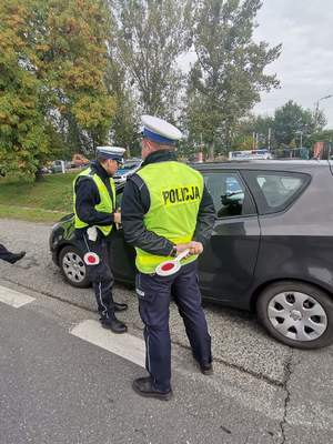 Zdjęcie przedstawiające policjantów ruchu drogowego w trakcie kontroli drogowej.