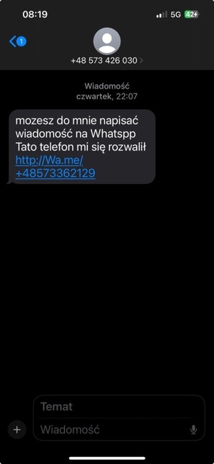 Zdjęcie przedstawiające treść wiadomości na telefonie. Wiadomość od syna dotycząca aby rodzic skontaktował się z dzieckiem.