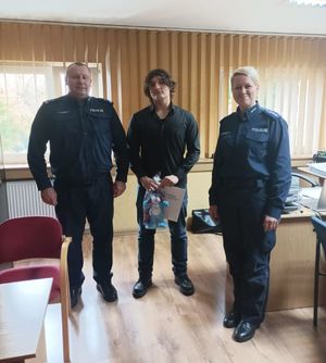 Zdjęcie na którym widoczny jest młody mężczyzna I Zastępca Komendanta Miejskiego Policji w Jastrzębiu-Zdroju oraz policjantka.