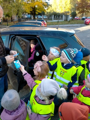 Zdjęcie przedstawiające moment wręczania prezentu dla kierującego z napisem &quot;Super kierowca&quot;.