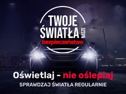 Zdjęcie samochodu z włączonymi światłami.