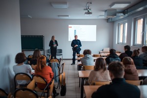 Zdjęcie przedstawiające policjanta oraz Panią kadrową z jastrzębskiej policji.