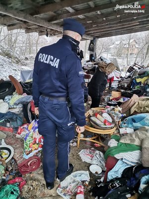 Zdjęcie przedstawiające policjanta oraz Panią z opieki w trakcie kontroli miejsc przebywania osób bezdomnych.