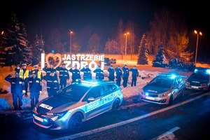 Zdjęcie przedstawiające policjantów, strażaków oraz służby medyczne.