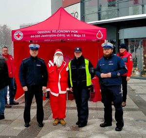 Zdjęcie policjantów z Mikołajem.