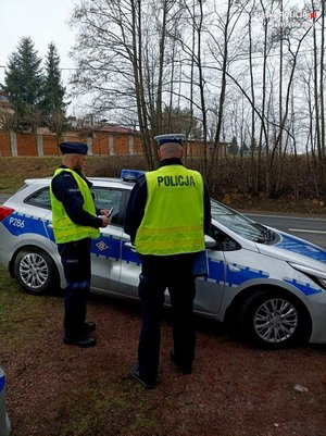 Zdjęcie przedstawiające dwóch policjantów.