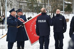 Zdjęcie przedstawiające policjantów oraz policyjny Sztandar.