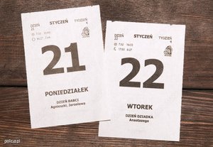 Zdjęcie dwóch kartek z kalendarza z cyframi 21, 22.
