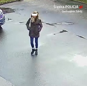 Zdjęcie kobiety na parkingu.