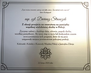 Zdjęcie przedstawiające pamiątkową tablicę.