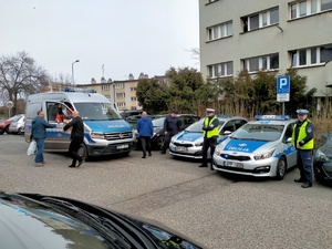 Zdjęcie przedstawiające pożegnanie przed komendą przed budynkiem komendy.