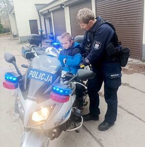 Zdjęcie Kacperka na motorze i policjantki.