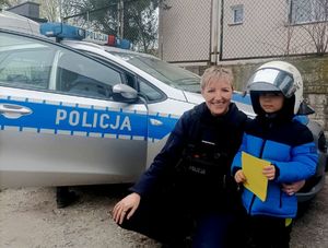 Zdjęcie Kacperka i policjantki.