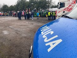 Zdjęcie policjantów i osób protestujących.