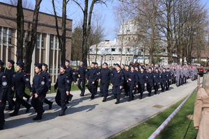 Zdjęcie przedstawiające maszerujących uczniów klas mundurowych.