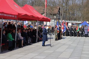 Zdjęcie przedstawiające Pana Komendanta mł. insp. Tomasza Hynka w trakcie przemowy.