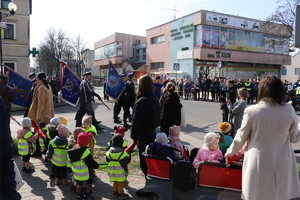 Zdjęcie przedstawiające przemarsz osób zebranych oraz poczt sztandarowych.