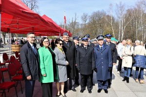 Zdjęcie przedstawiające przedstawicieli służb mundurowych, szkoły oraz Urzędu Miasta.