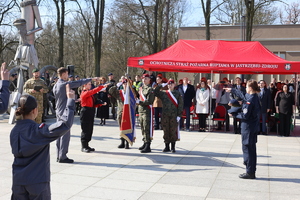 Zdjęcie przedstawiające uczniów  w trakcie oddania hołdu sztandarowi.