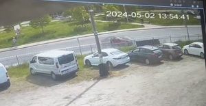 Zdjęcie samochodów na parkingu oraz jednego samochodu na drodze.