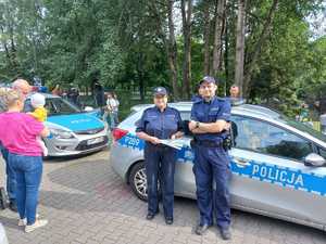 Zdjęcie przedstawiające policjantów i radiwozów.