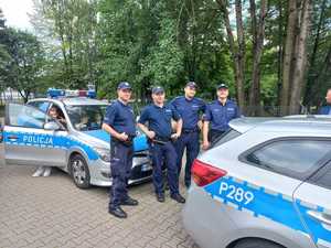 Zdjęcie przedstawiające policjantów oraz radiowozy.