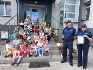 Zdjęcie przedstawiające policjantów oraz dzieci.