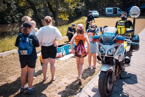 Zdjęcie przedstawiające policjantów, motocykle oraz zebranych uczestników.