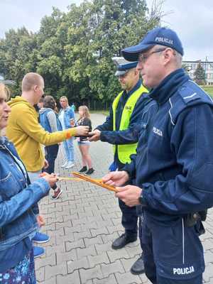 Zdjęcie przedstawiające policjantów w trakcie wręcznia odblasków.