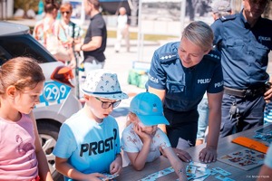 Zdjęcie przedstawiające osoby na festynie.