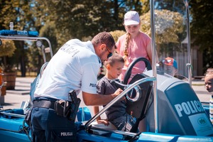 Zdjęcie przedstawiające osoby na festynie.